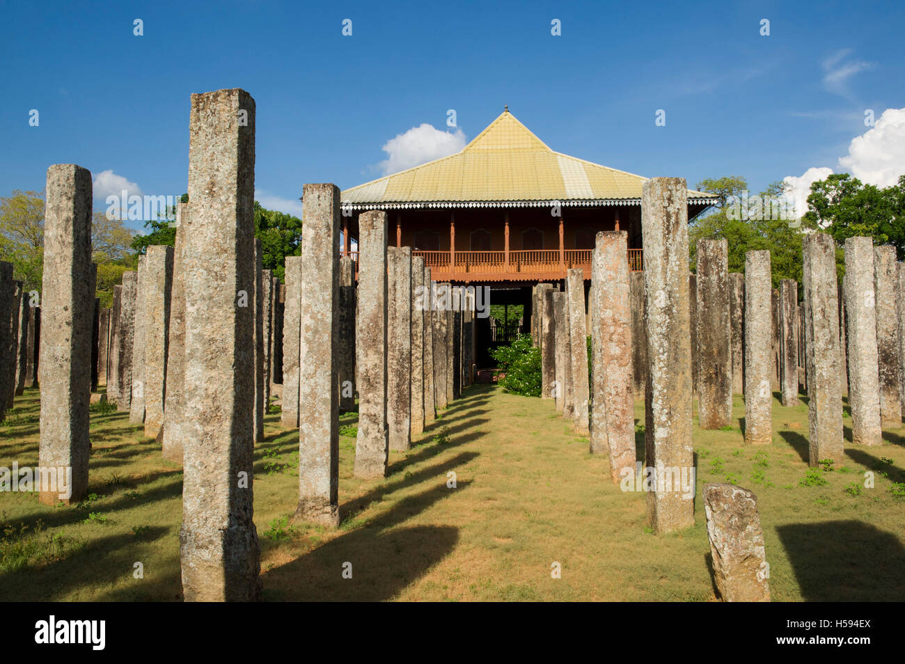 Sfacciato palazzo nella città antica di Anuradhapura, Sri Lanka Foto Stock