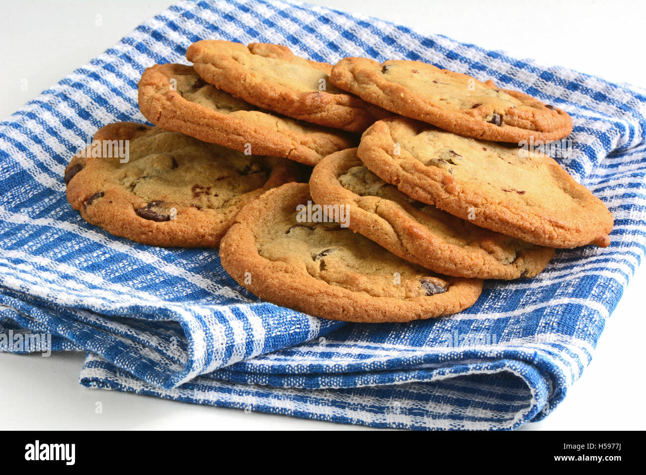 Freschi di forno i biscotti al cioccolato su blu e bianco tovagliolo in formato orizzontale. Macro con profondità di campo ridotta. Foto Stock