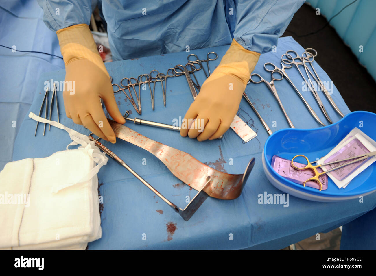 La simulazione di una operazione chirurgica con un film e tv falsa fatta dal make-up e protesi esperto Max Campbell come un insegnamento ai Foto Stock