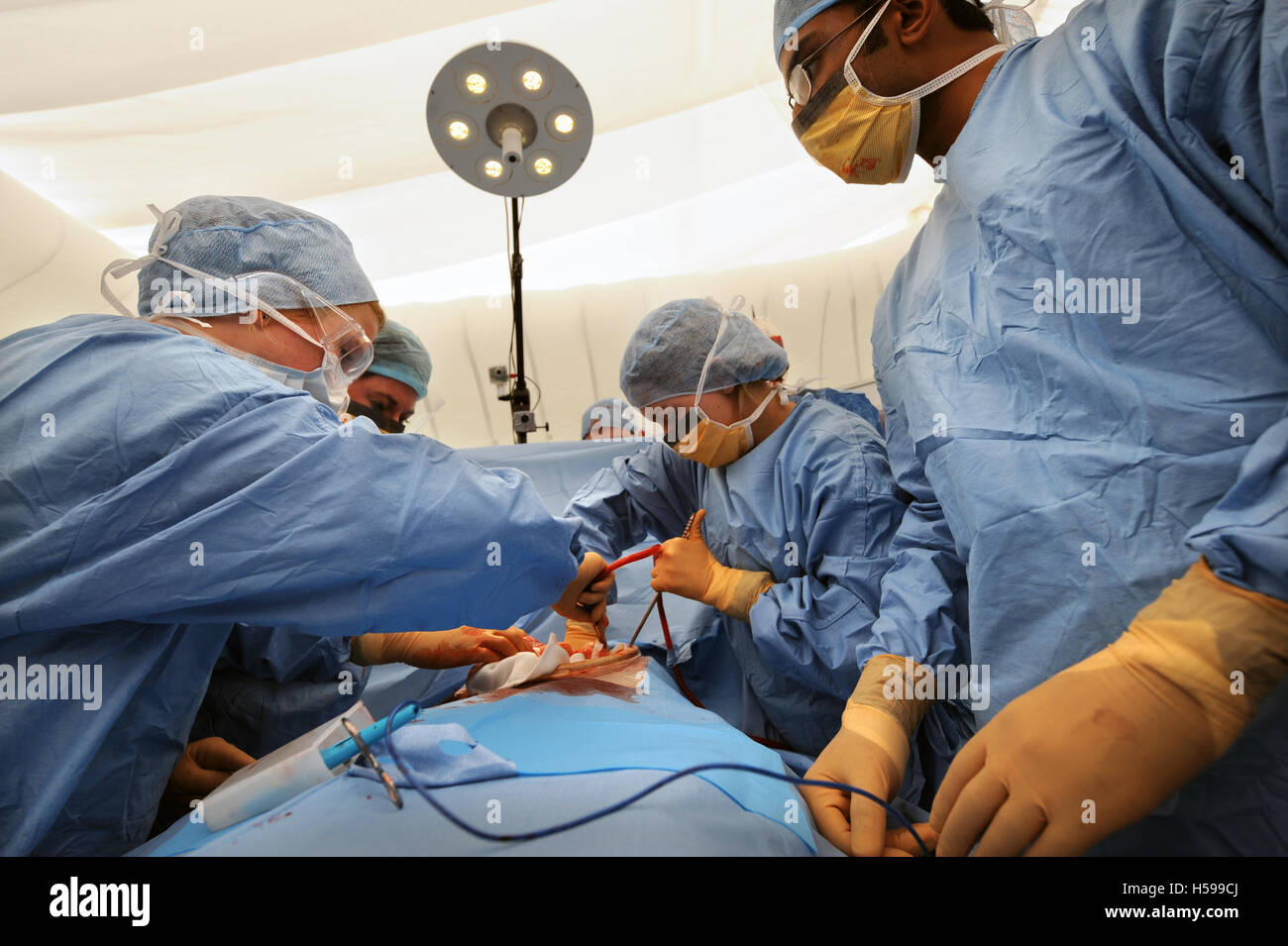 La simulazione di una operazione chirurgica con un film e tv falsa fatta dal make-up e protesi esperto Max Campbell come un insegnamento ai Foto Stock