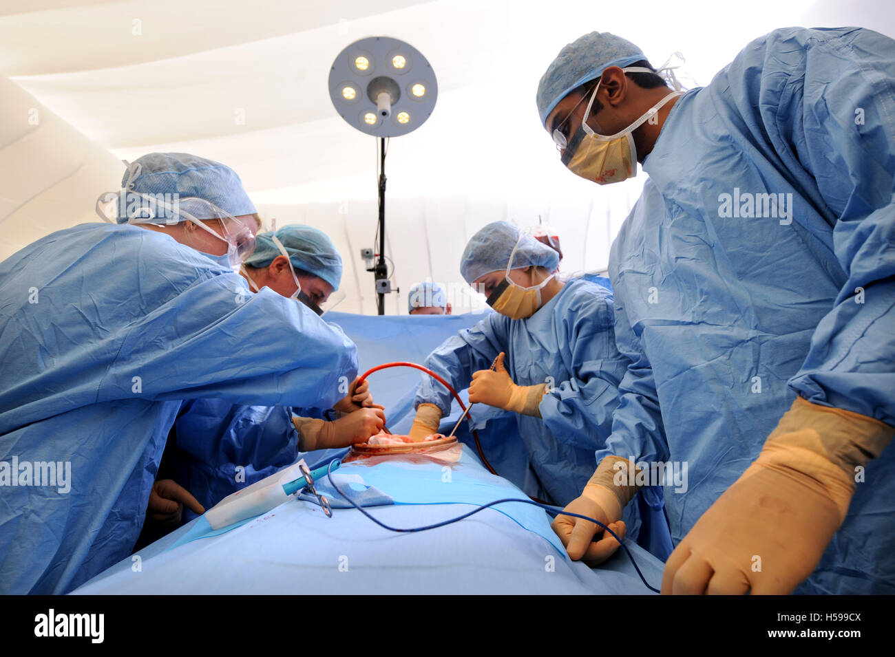 La simulazione di una operazione chirurgica con un film e tv falsa fatta dal make-up e protesi esperto Max Campbell come un insegnamento ai Foto Stock