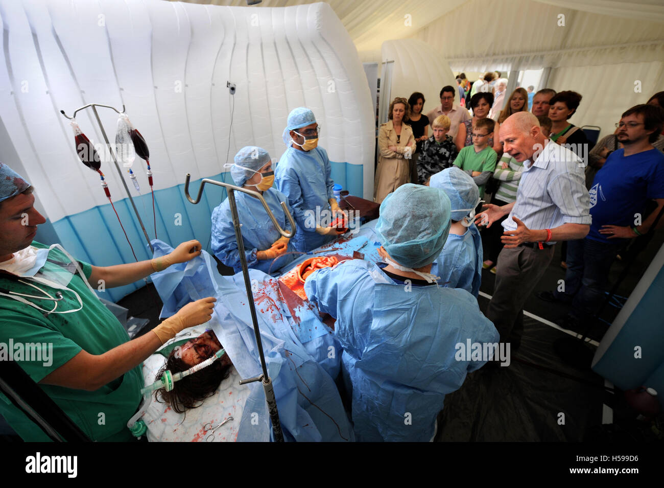 La simulazione di una operazione chirurgica con un film e tv falsa fatta dal make-up e protesi esperto Max Campbell come un insegnamento ai Foto Stock