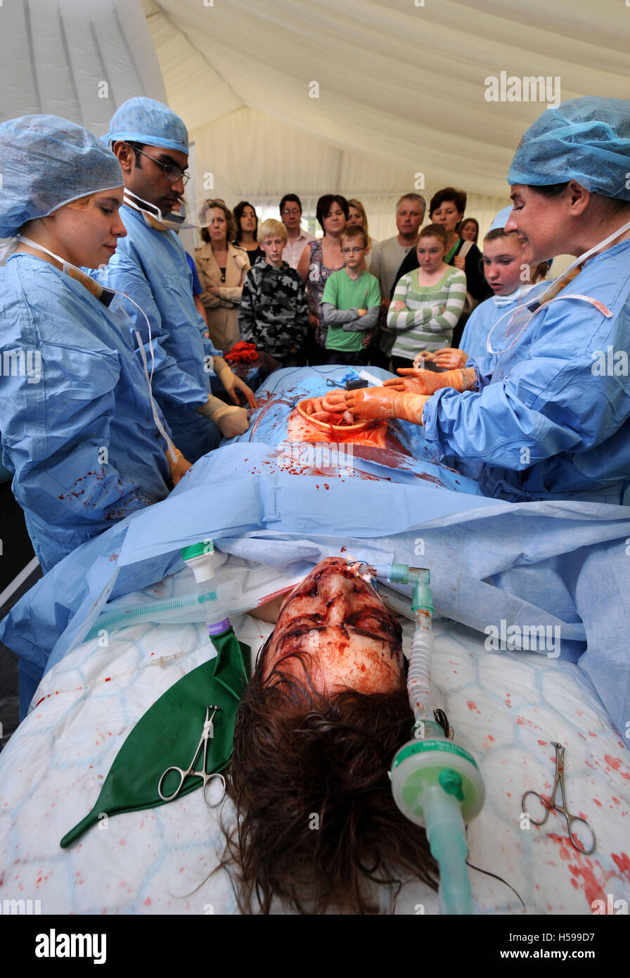 La simulazione di una operazione chirurgica con un film e tv falsa fatta dal make-up e protesi esperto Max Campbell come un insegnamento ai Foto Stock
