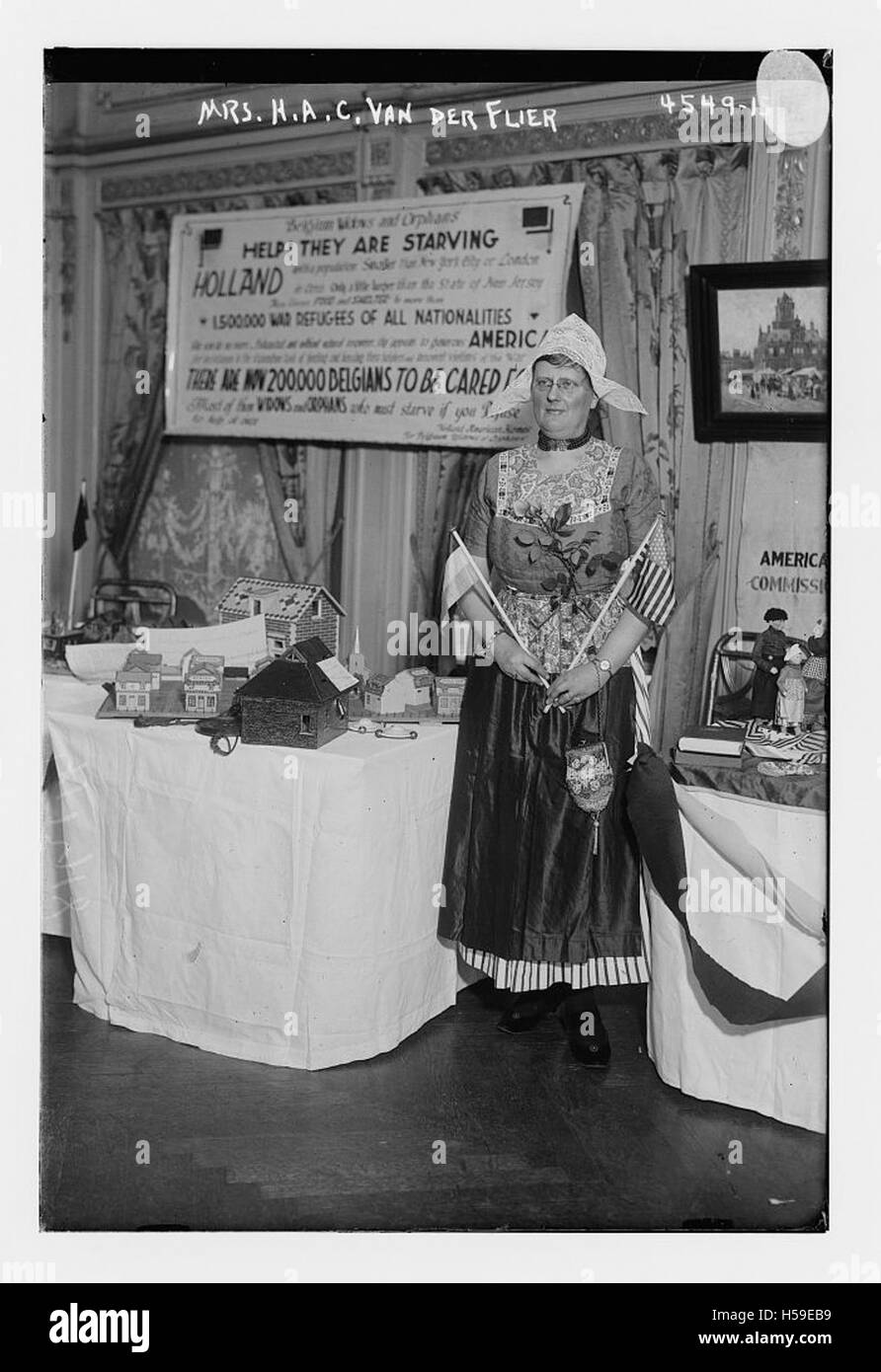 Una fotografia o un ritratto di una donna identificata come la signora HAC Van Der F. l'identità e il contesto dell'immagine rimangono non specificati, ma probabilmente rappresenta un momento notevole o personale dell'inizio del XX secolo. Foto Stock