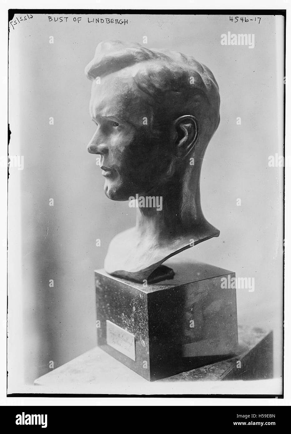 Questa immagine raffigura un busto di una persona di nome Lindb, che mostra la forma scultorea del ritratto. Foto Stock