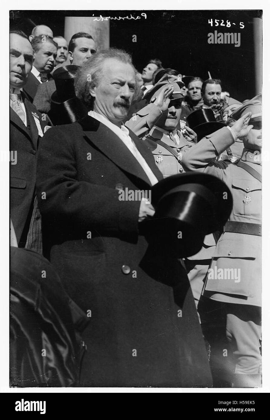 Paderewski era un rinomato pianista e compositore polacco che era anche coinvolto in attività politiche. Ha servito come primo ministro della Polonia e ha contribuito in modo significativo al movimento indipendentista del paese. Il suo duplice ruolo sia nelle arti che nella politica lo rese una figura di spicco nella Polonia del XX secolo. Foto Stock