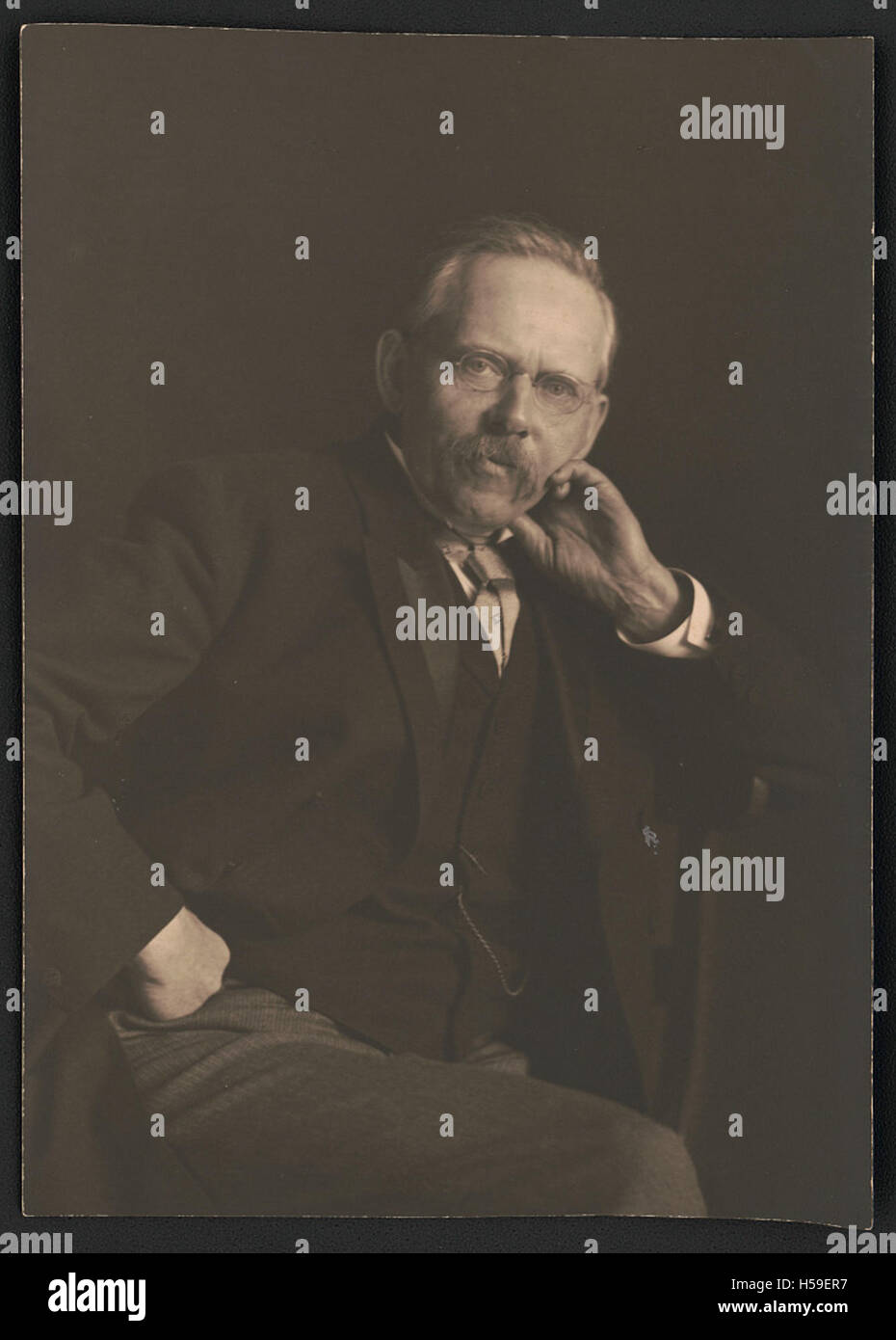 Il saggio fotografico di Jacob Riis, *How the Other Half Lives*, documentò le dure condizioni di vita dei poveri urbani di New York durante la fine del XIX secolo. Le immagini hanno fornito una rappresentazione aspra della vita di tenement e hanno evidenziato la disuguaglianza sociale, contribuendo a riforme progressiste in materia di alloggi e lavoro. Foto Stock