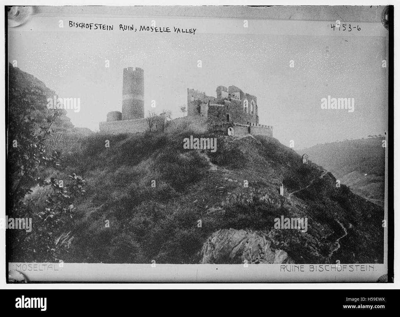 Le rovine di Bischofstein nella Valle della Mosella, sito storico, mostrano i resti di un'antica struttura in un paesaggio pittoresco. La rovina riflette la storia architettonica e il patrimonio culturale della regione. Foto Stock