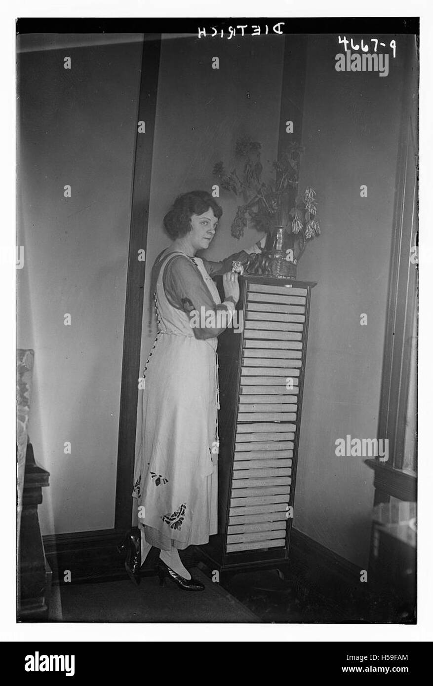 La dieta si riferisce al cibo e alla bevanda consumati regolarmente da un individuo o da un gruppo. Può anche riferirsi ad abitudini alimentari regolamentate o prescritte per motivi di salute, medici o culturali, che influenzano la nutrizione e lo stile di vita. Foto Stock