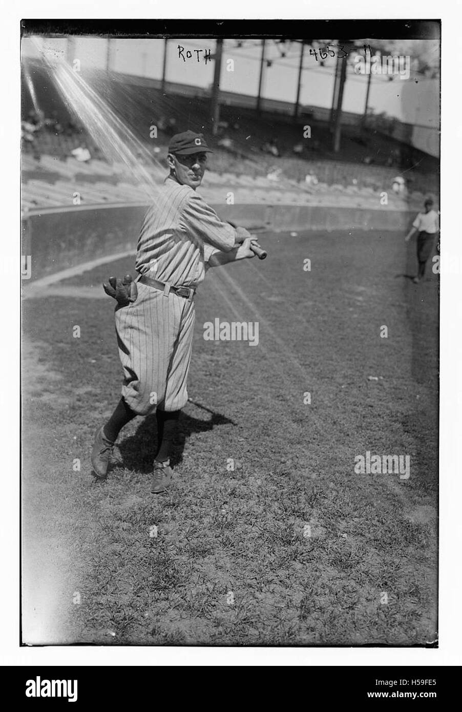 Questo titolo si riferisce a Robert Braggo Roth di Cleveland, Alabama, probabilmente legato al baseball. Il contesto probabilmente coinvolge una figura notevole nello sport, che potenzialmente fa riferimento a un giocatore, allenatore o evento legato a questo individuo. Foto Stock