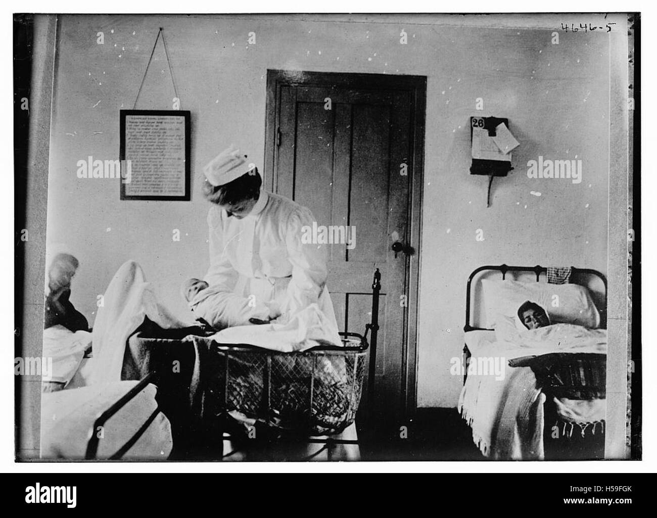 Questa fotografia raffigura i rifugiati armeni, che mostrano una madre con un bambino nuovo e una levatrice, catturando le difficoltà dei rifugiati durante un periodo storico significativo, probabilmente legato al genocidio armeno all'inizio del XX secolo o alla migrazione correlata. Foto Stock