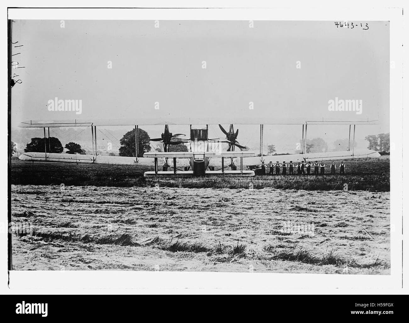 Il British Handley si riferisce ad un aereo costruito dalla compagnia Handley Page, noto per i suoi contributi alla storia dell'aviazione. L'aereo fu utilizzato in vari ruoli, tra cui applicazioni militari e civili, durante il XX secolo. Questo modello specifico è probabilmente parte dell'eredità dell'azienda nel settore aeronautico. Foto Stock