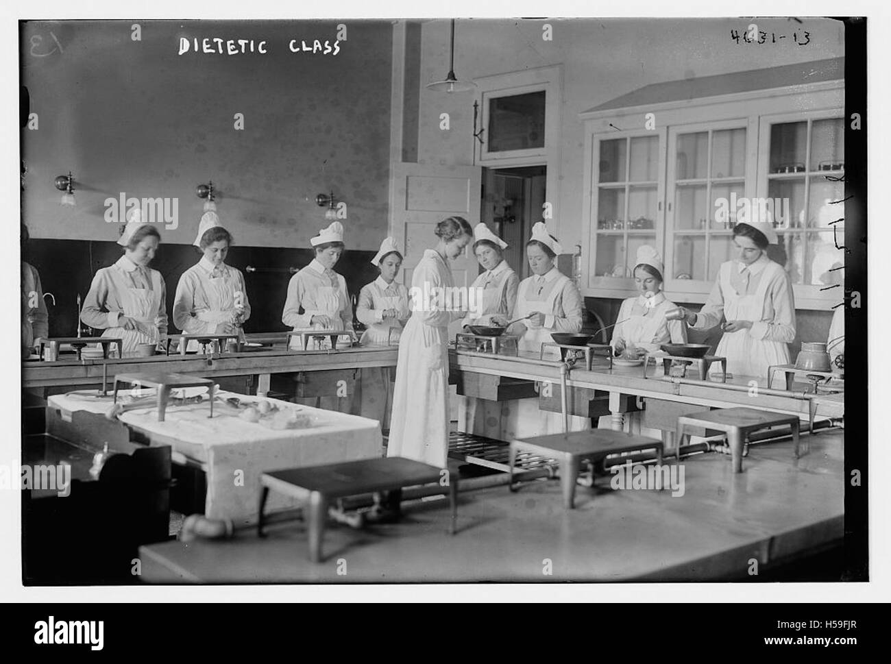 Un corso dietetico, probabilmente incentrato sulla nutrizione e la scienza alimentare, si svolge in un ambiente scolastico. Gli individui della classe probabilmente imparano a conoscere pratiche alimentari sane e principi nutrizionali per la salute pubblica o le applicazioni mediche. Foto Stock