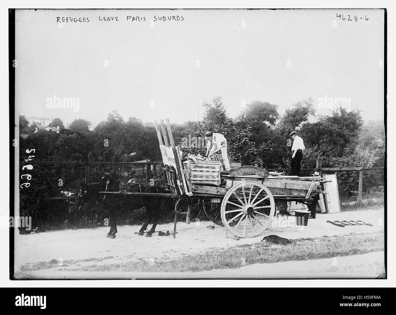 Questo titolo si riferisce ad un evento in cui i rifugiati stavano lasciando Parigi, probabilmente durante un periodo di conflitto o di crisi, segnando un momento significativo nella storia dello sfollamento durante la guerra. Foto Stock