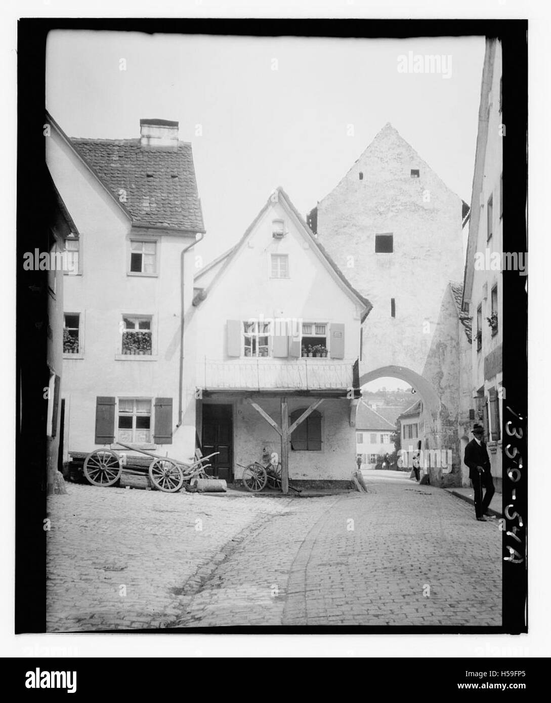 Una strada acciottolata ad arco tra Beyreuth e Norimberga, che rappresenta forse un percorso panoramico in Germania. Le strade acciottolate sono una caratteristica chiave nei paesaggi storici europei, che mostrano il tradizionale design urbano. Foto Stock