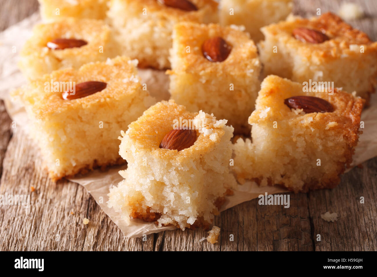 Deliziosa torta di mandorle basbousa macro sul tavolo orizzontale. Foto Stock