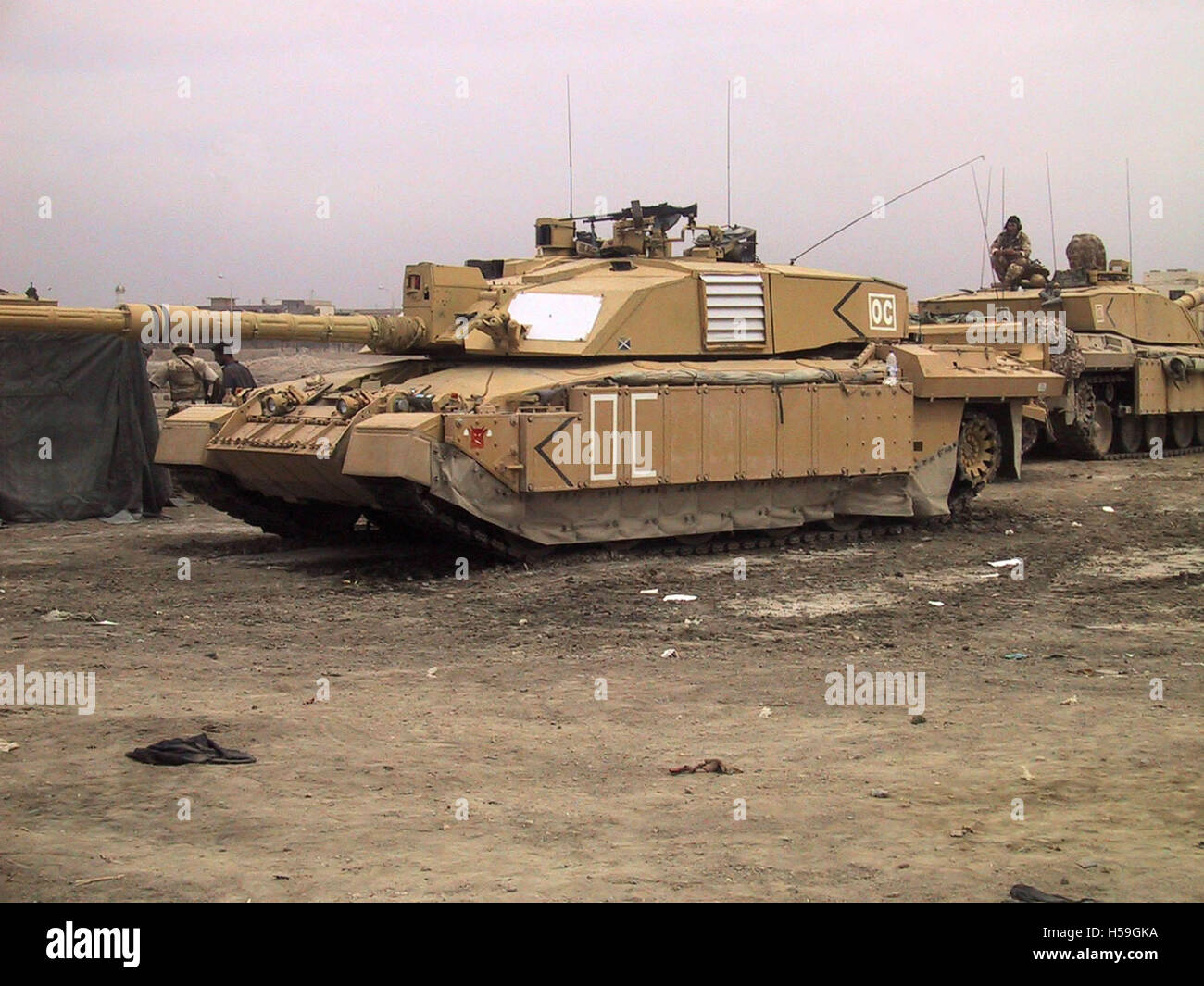 Il 12 aprile 2003 British FV4034 Challenger 2 cisterne sulla periferia di Bassora, in Iraq meridionale. Foto Stock