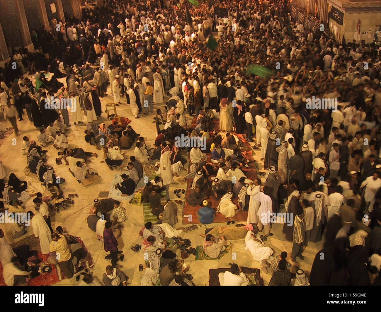 Xxi Aprile 2003 durante il primo Ashura, folle delirante marzo all'interno di uno dei due grandi moschee sciite di Karbala, Iraq. Foto Stock