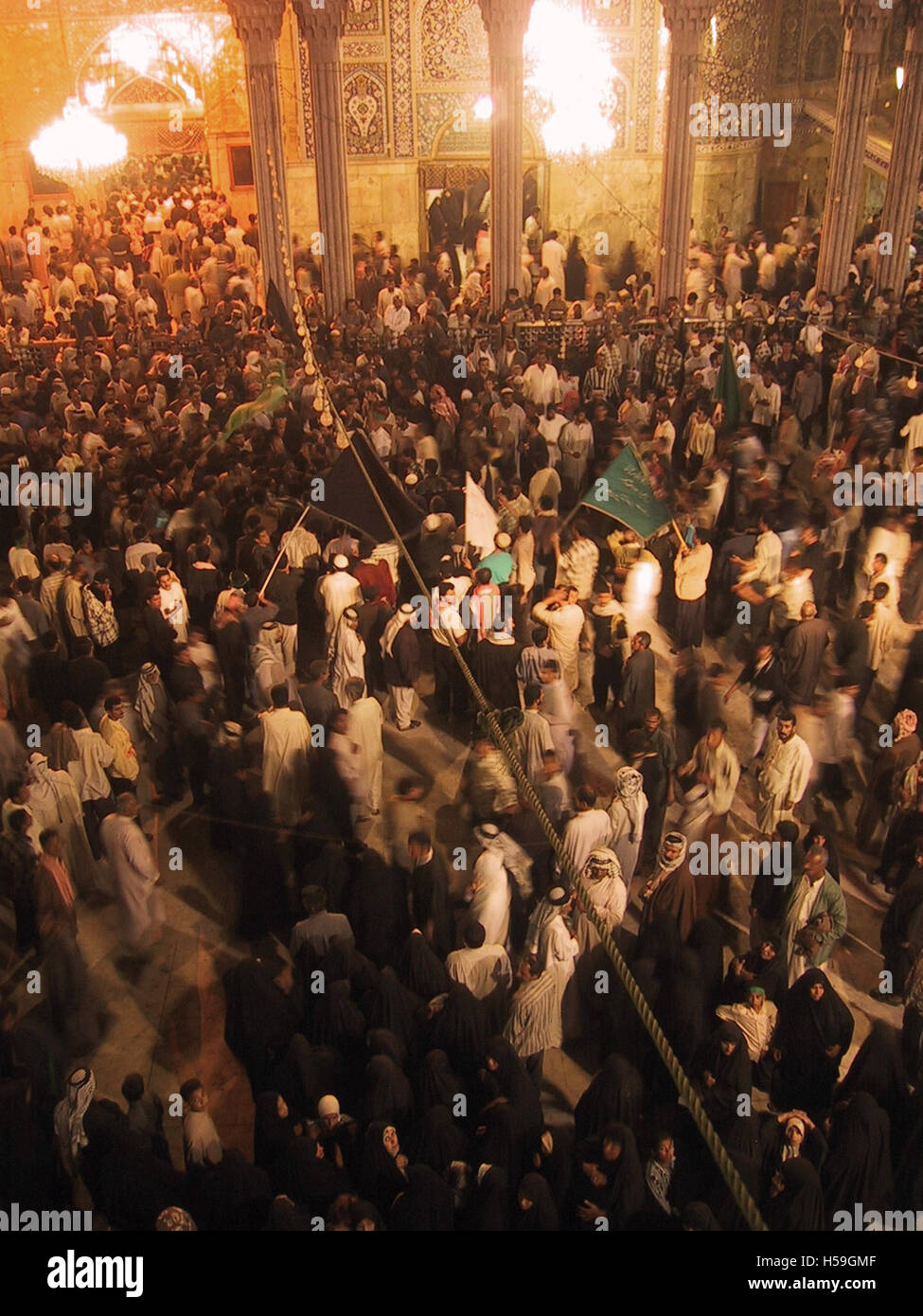 Xxi Aprile 2003 durante il primo Ashura, folle delirante marzo all'interno di uno dei due grandi moschee sciite di Karbala, Iraq. Foto Stock