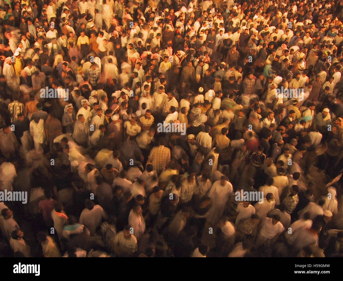 Xxi Aprile 2003 durante il primo Ashura, folle delirante marzo all'interno di uno dei due grandi moschee sciite di Karbala, Iraq. Foto Stock