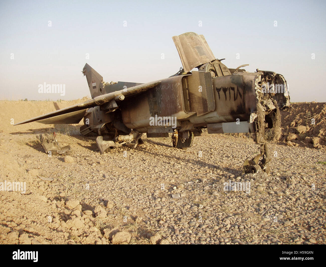 9 Luglio 2003 Un distrutto Iracheno, Sovietici-realizzato MiG-23 "Flogger" jet fighter vicino al Balad Air Base, a nord di Baghdad in Iraq. Foto Stock