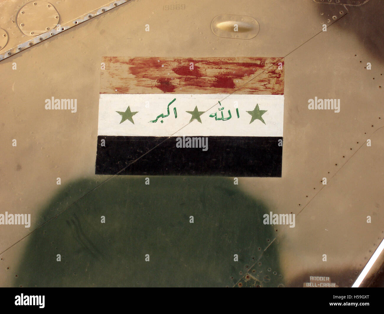 9 luglio 2003 bandiera irachena sulla coda di un distrutto-sovietica realizzata MiG-23 jet vicino al Balad Air Base, a nord di Baghdad in Iraq. Foto Stock