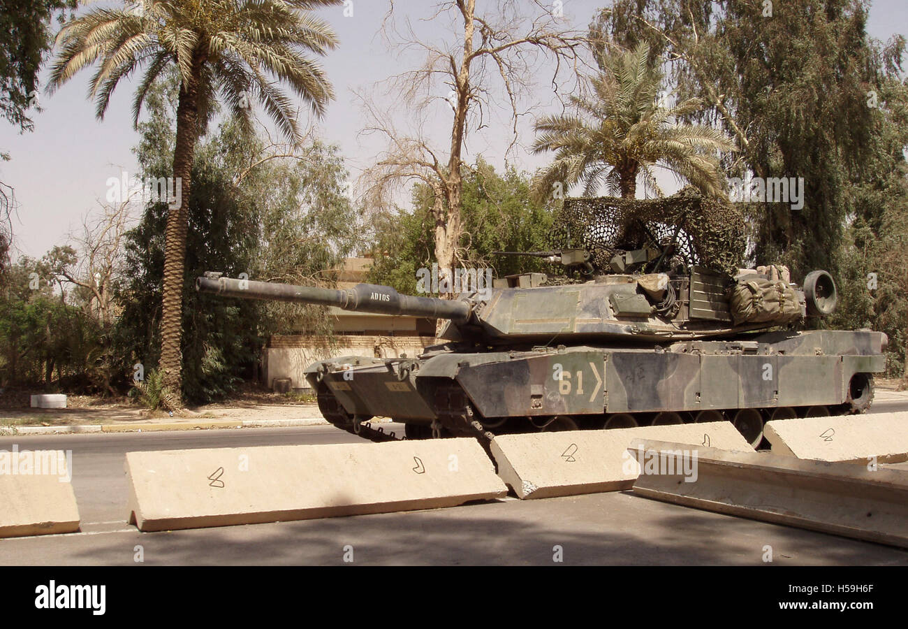 Xxv Luglio 2003 U.S. Army M1A1 Abrams serbatoio della 1° Divisione Corazzate all'interno della zona verde a Baghdad, Iraq. Foto Stock