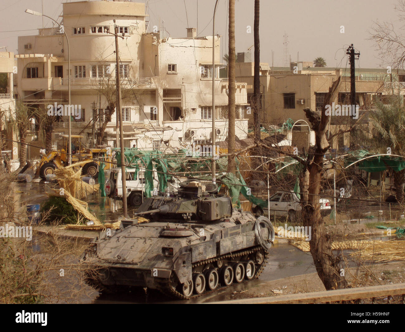 27th ottobre 2003 un Bradley dell'esercito degli Stati Uniti sulla scena di un attacco suicida dell'automobile intrappolata sulla sede della Croce Rossa a Baghdad. Foto Stock