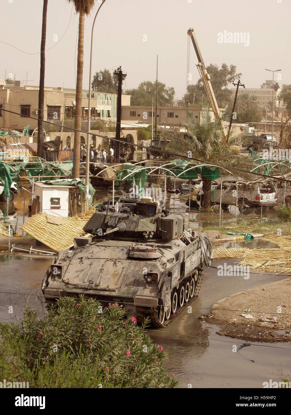 27th ottobre 2003 un Bradley dell'esercito degli Stati Uniti sulla scena di un attacco suicida dell'automobile intrappolata sulla sede della Croce Rossa a Baghdad. Foto Stock