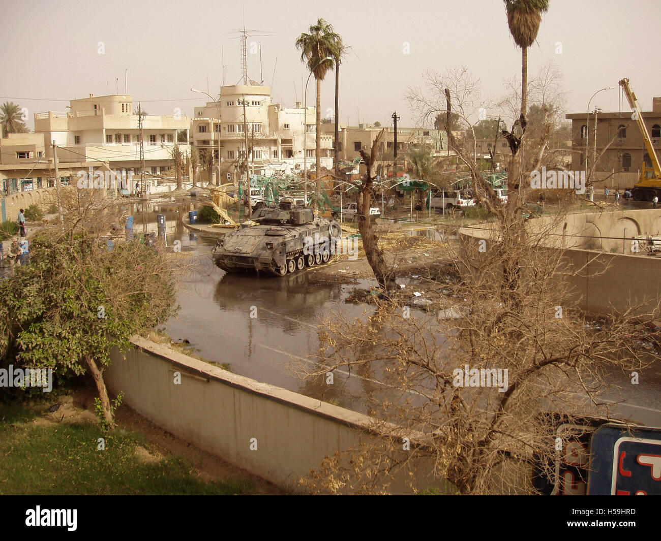 27th ottobre 2003 un Bradley dell'esercito degli Stati Uniti sulla scena di un attacco suicida dell'automobile intrappolata sulla sede della Croce Rossa a Baghdad. Foto Stock