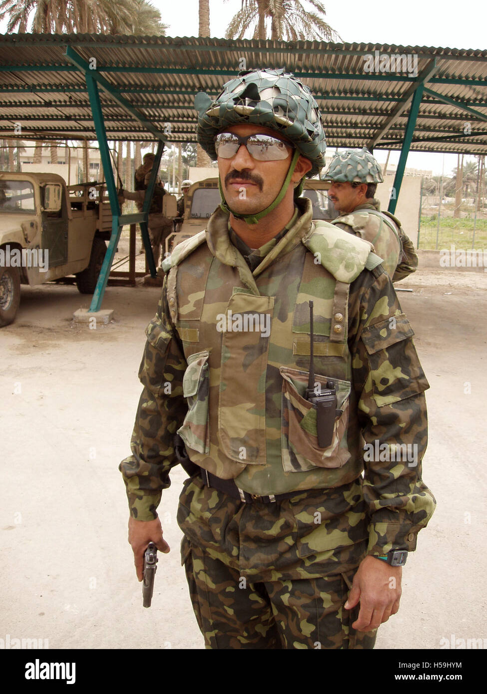 10 novembre 2003 iracheno di Difesa Civile Corps soldati di guardia al di fuori di un edificio del Consiglio nel nord di Bagdad. Foto Stock