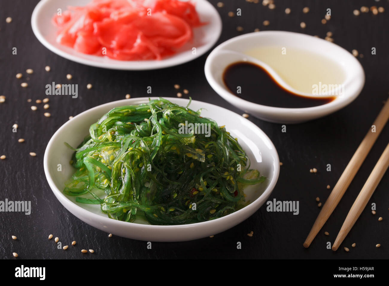 Chuka giapponese con insalata di wakame e zenzero sott'aceto sul tavolo. Posizione orizzontale Foto Stock