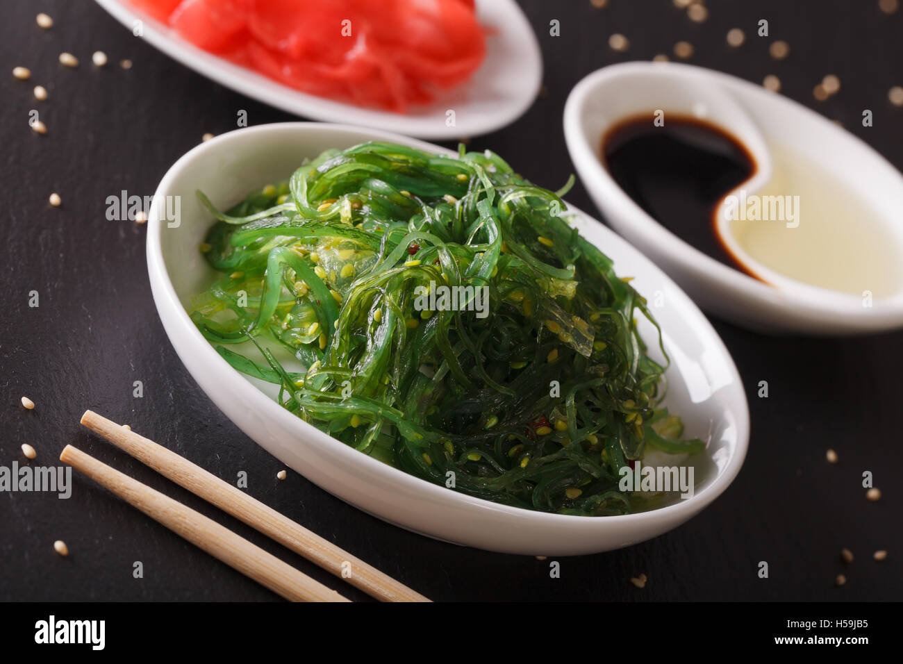Giapponese alghe wakame insalata con semi di sesamo su una tavola orizzontale. Foto Stock