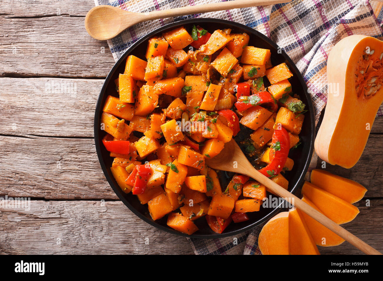 Cibo vegetariano: zucca curry su una piastra orizzontale vista superiore Foto Stock