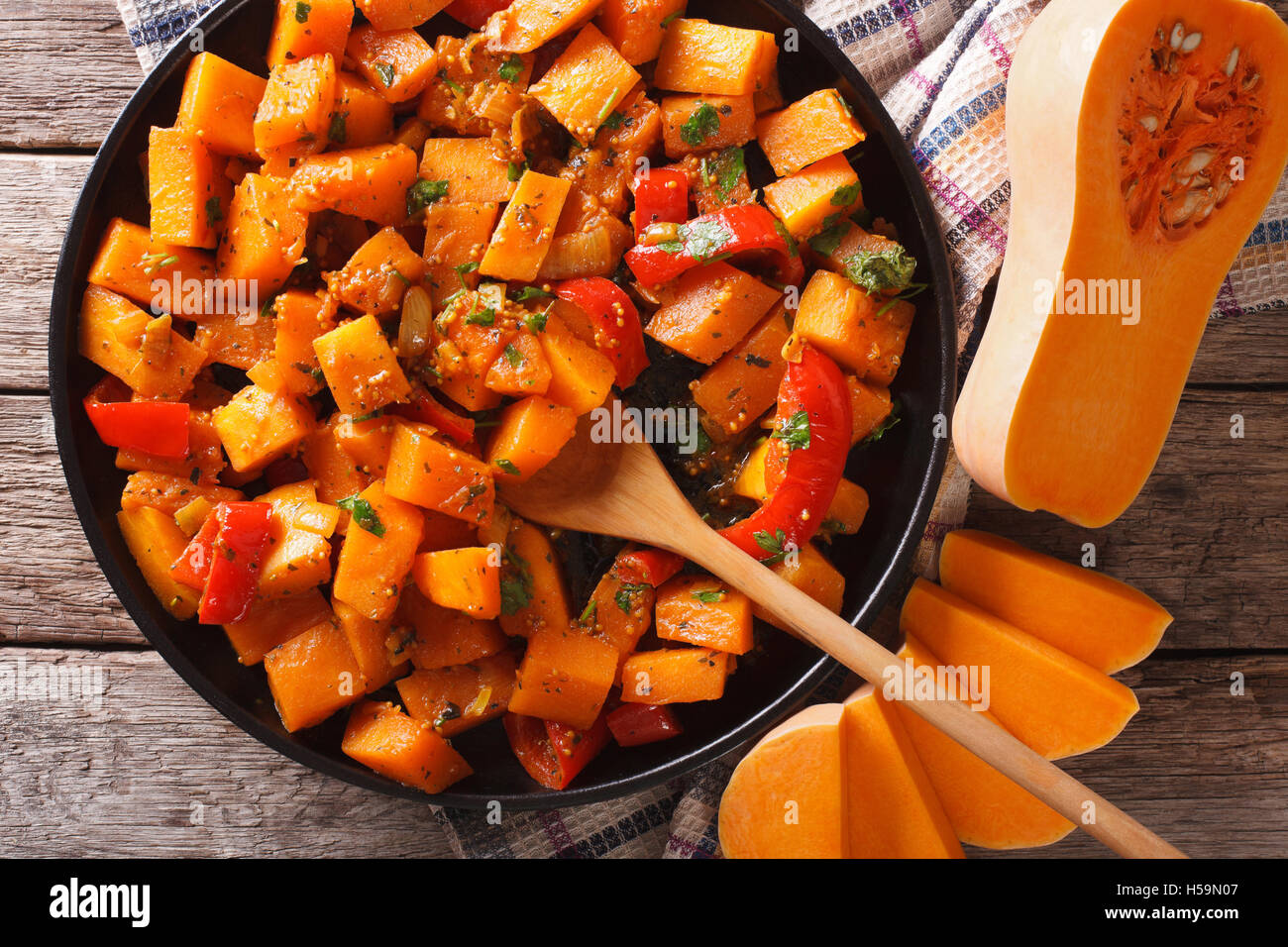 Cibo vegetariano: zucca curry su una piastra di close-up. Orizzontale vista superiore Foto Stock