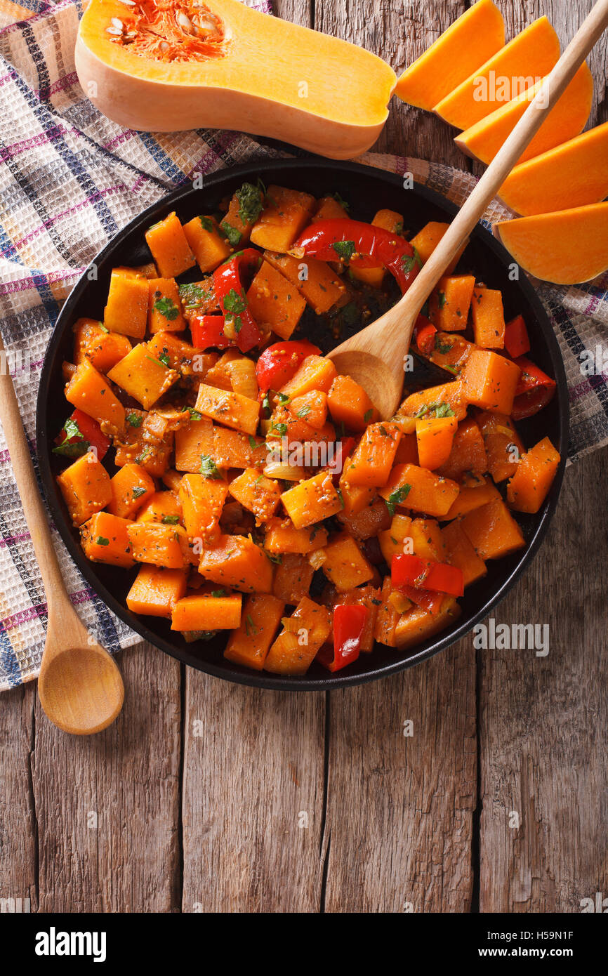 Cibo vegetariano: zucca curry su una piastra. Verticale in alto consente di visualizzare Foto Stock