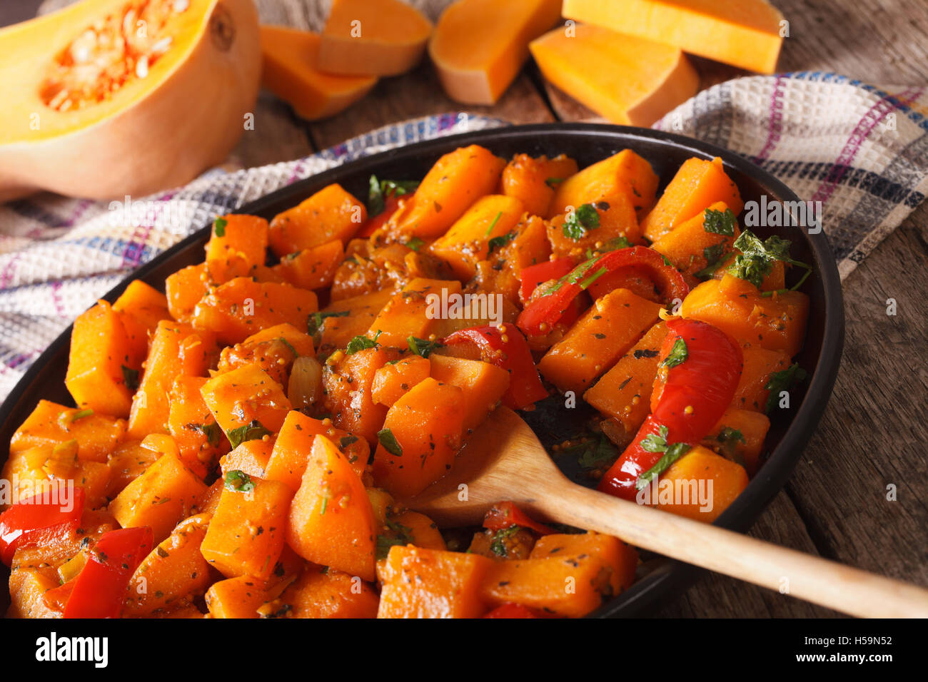 Cibo vegetariano: zucca curry su una piastra di close-up orizzontale. Foto Stock