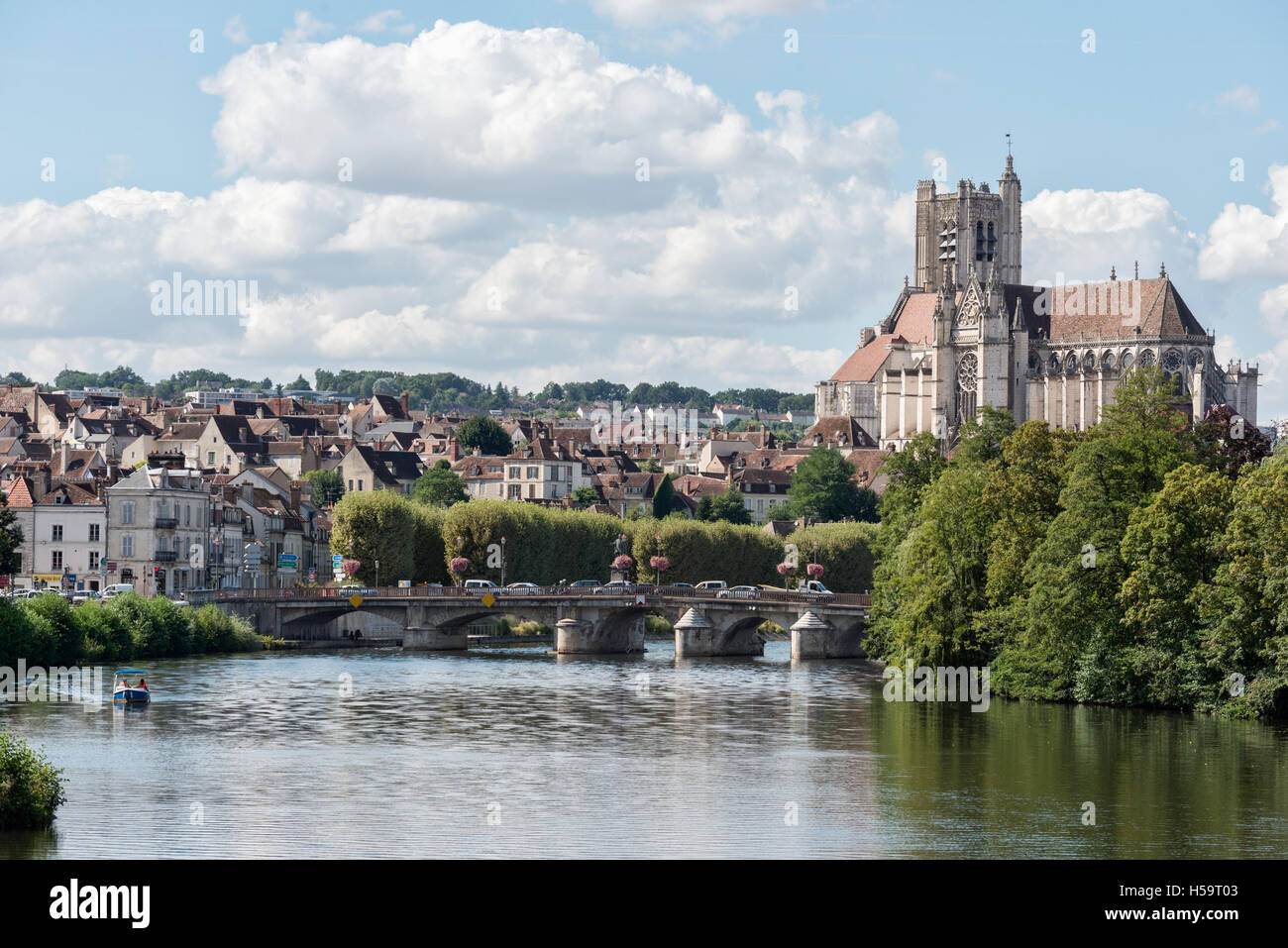 Una vista della città di Auxerre, mostrando il Pont Paul Bert e la Cattedrale di Saint Etienne a Auxerre Foto Stock