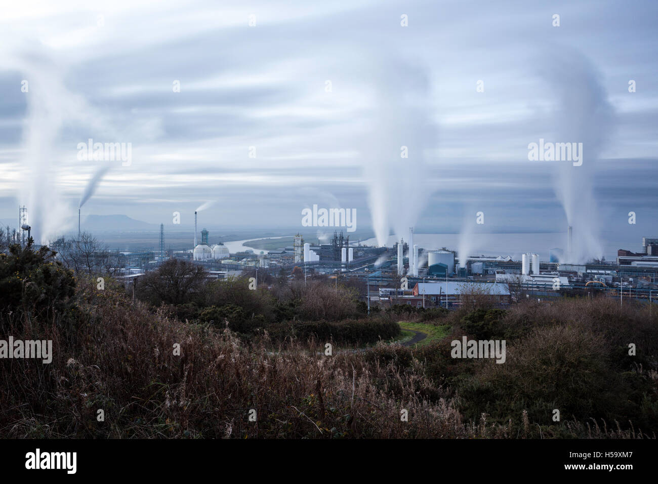 Paesaggio industriale mostra comignoli fumanti,l'inquinamento crescente nell'atmosfera,Runcorn,Cheshire, Inghilterra, Regno Unito. Foto Stock