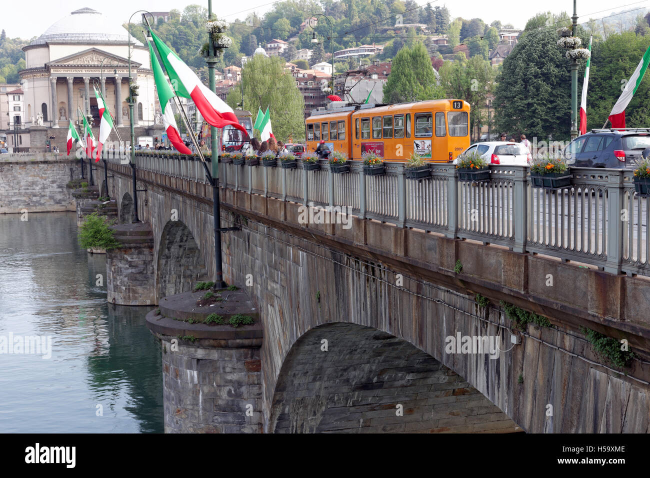 Bandiere Italiane adornano ponte sopra il fiume Po durante il 150 anniversario dell unificazione,Torino Italia,2011. Foto Stock
