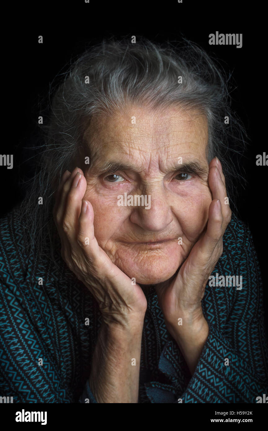Ritratto di un triste donna anziana. Sognare il passato. Messa a fuoco selettiva. Foto Stock