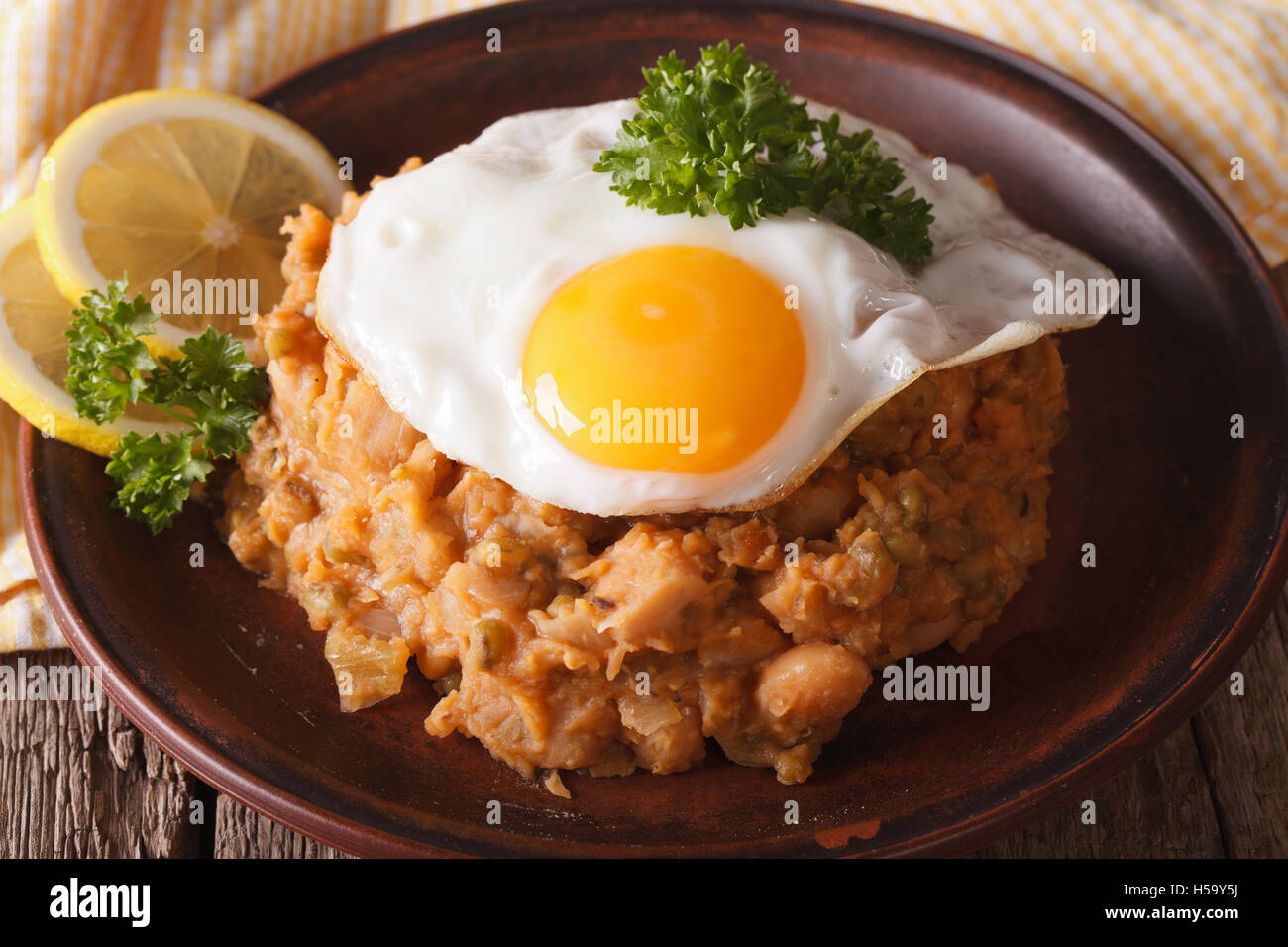 Arabo Colazione: ful medames con un uovo fritto su una piastra di close-up orizzontale. Foto Stock