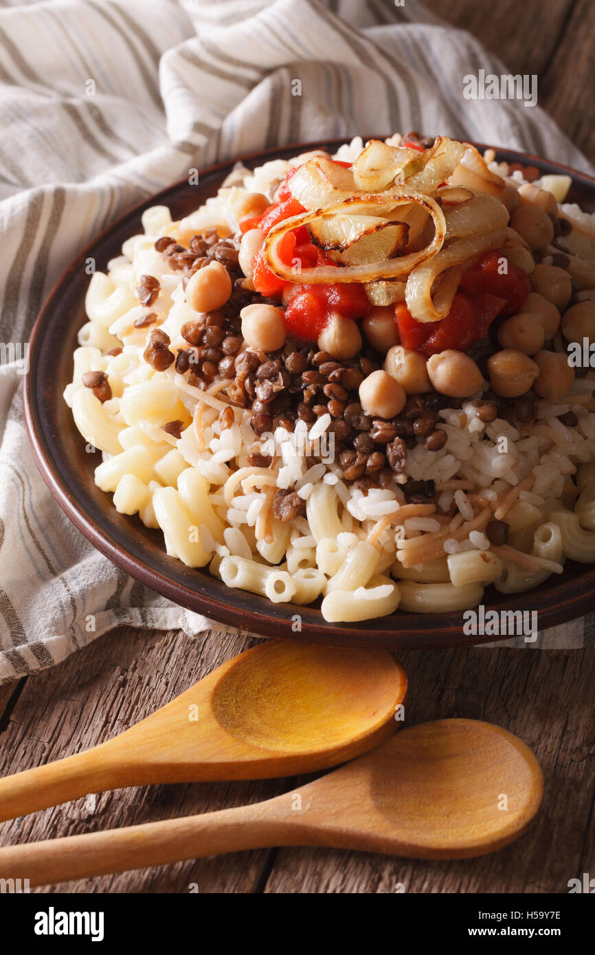 Cucina egiziana: kushari vicino sul tavolo. In verticale Foto Stock