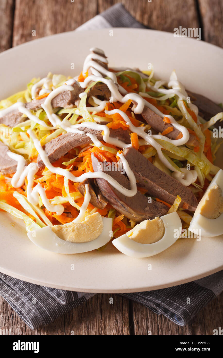 Insalata dal cuore di carne e verdura conditi con maionese vicino sul piano verticale. Foto Stock