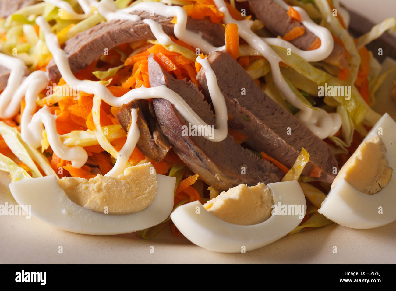 Insalata dal cuore di manzo con verdure e uova di close-up orizzontale. Foto Stock