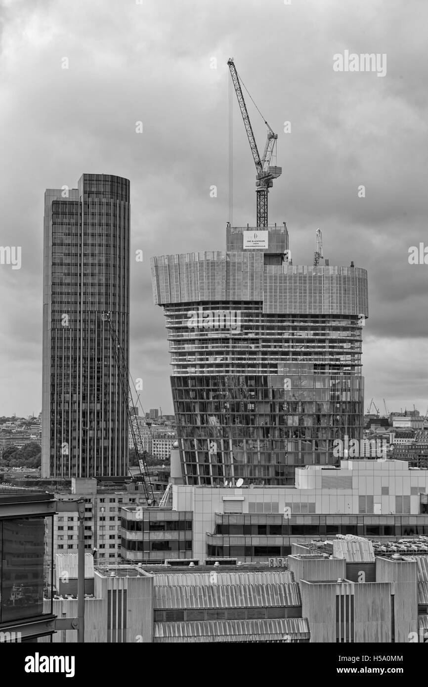 London, Regno Unito - Luglio 2016: Londra e la City di Londra panoramica dalla Tate Modern interruttore tetto Casa terrazza di osservazione. Londra Foto Stock