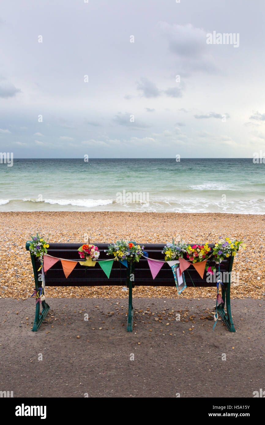 Memorial banco, Brighton promenade sul lungomare, Brighton SUSSEX REGNO UNITO Foto Stock