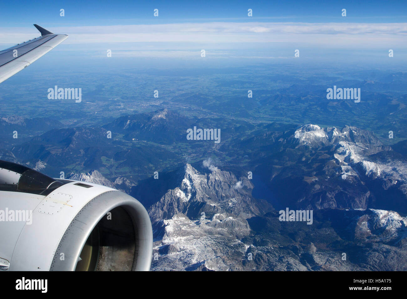 AUSTRIA - Ottobre 2016: le Alpi come visto da un aeroplano, ala vista con turbina a piano o a motore Foto Stock