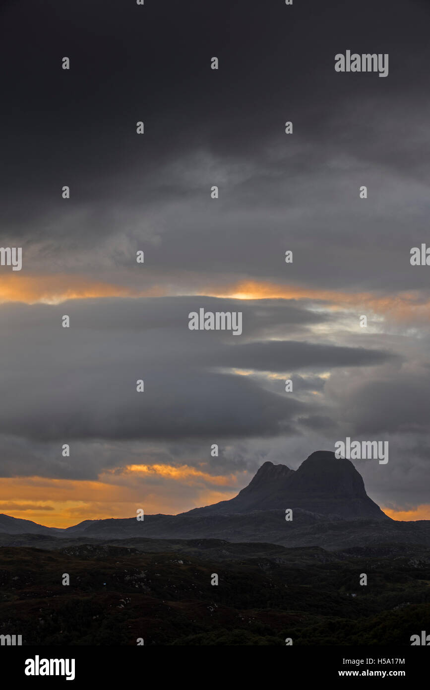 Pioggia nuvole sopra la montagna Suilven, Inverpolly Riserva Naturale Nazionale, Sutherland, Highlands scozzesi, Scotland, Regno Unito Foto Stock