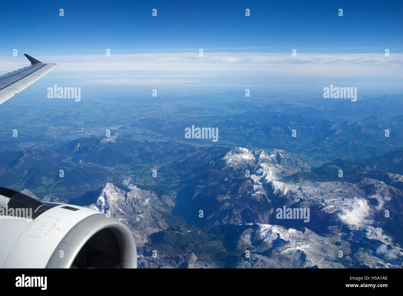 AUSTRIA - Ottobre 2016: le Alpi come visto da un aeroplano, ala vista con turbina a piano o a motore Foto Stock